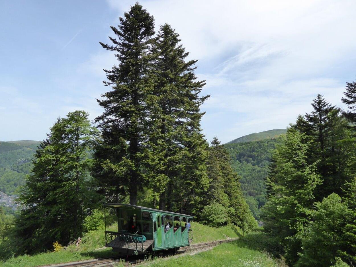 Frankreichs älteste elektrische Standseilbahn in Mont-Dore