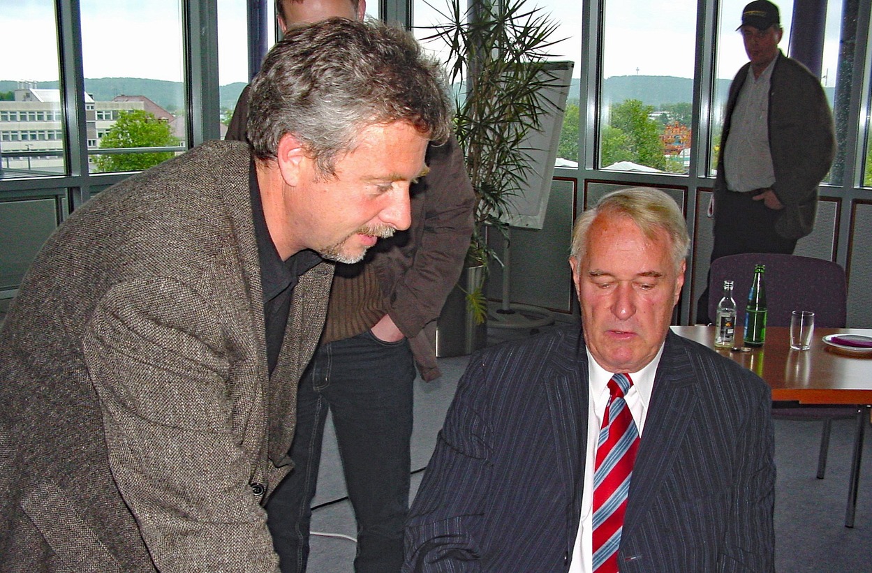 Exkursion Stadtbahn Karlsruhe 2006 Verkehrssprecher des Berchtesgadener Landes Peter Scheidsach im Gespräch mit Dir. Ludwig