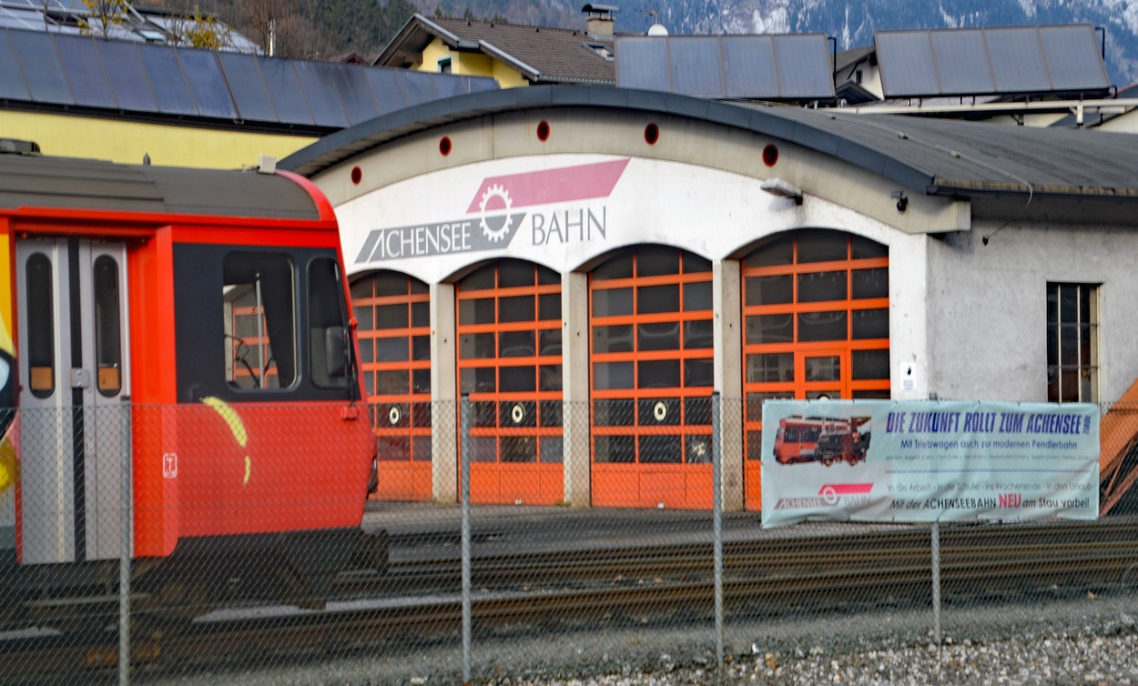 Appenzellerbahn-Elektro-Triebwagen in Jenbach Bahnsteig 1