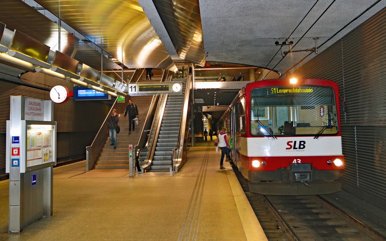 Salzburger Lokalbahn Bahnhof Salzburg Hbf und Oberndorf nachts