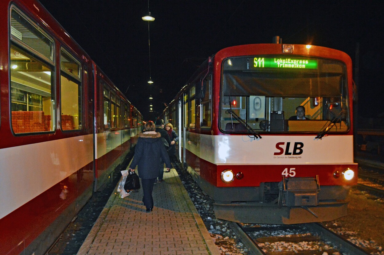 Salzburger Lokalbahn Bahnhof Salzburg Hbf und Oberndorf nachts