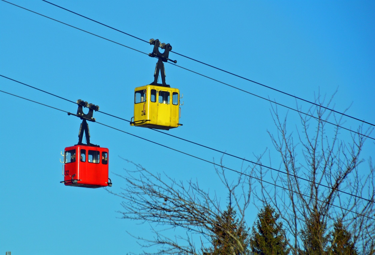 gelbe und rote Aluminium-Gondeln der Zwölferhorn-Seilbahn