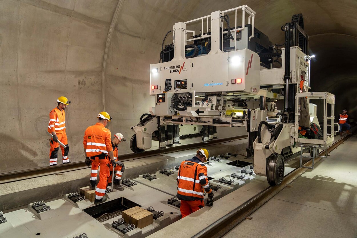 Koralmtunnel auf Schiene: Letzte Gleistragplatte montiert