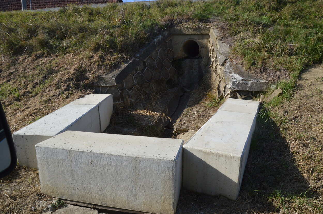 Wasserdurchsättigter Hang gefährdet den Bahndamm im Bereich Oedt. 