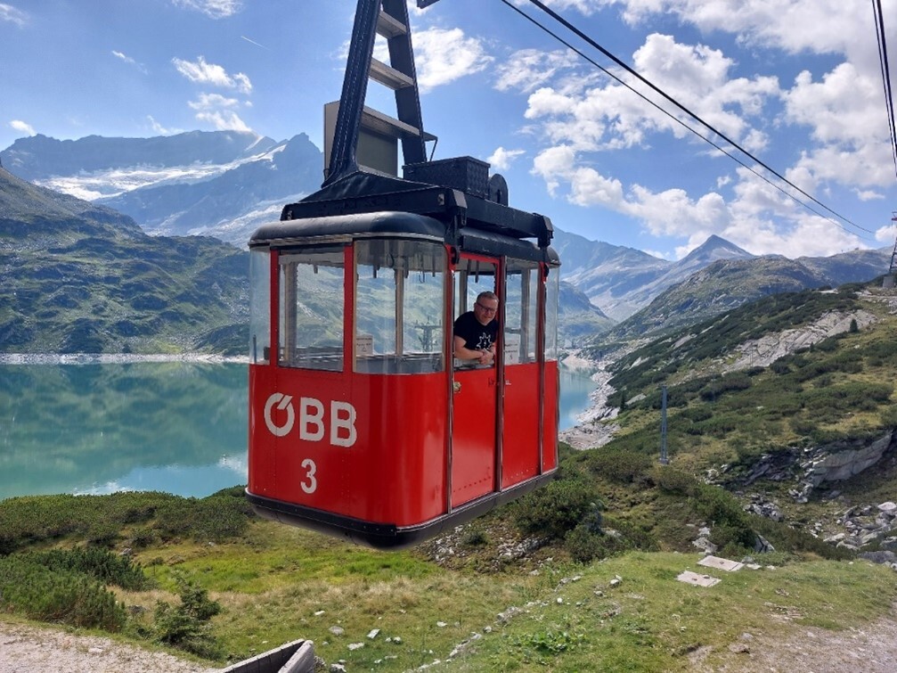 Betriebsleiter Bernhard Buchholzer in „seiner“ Seilbahn