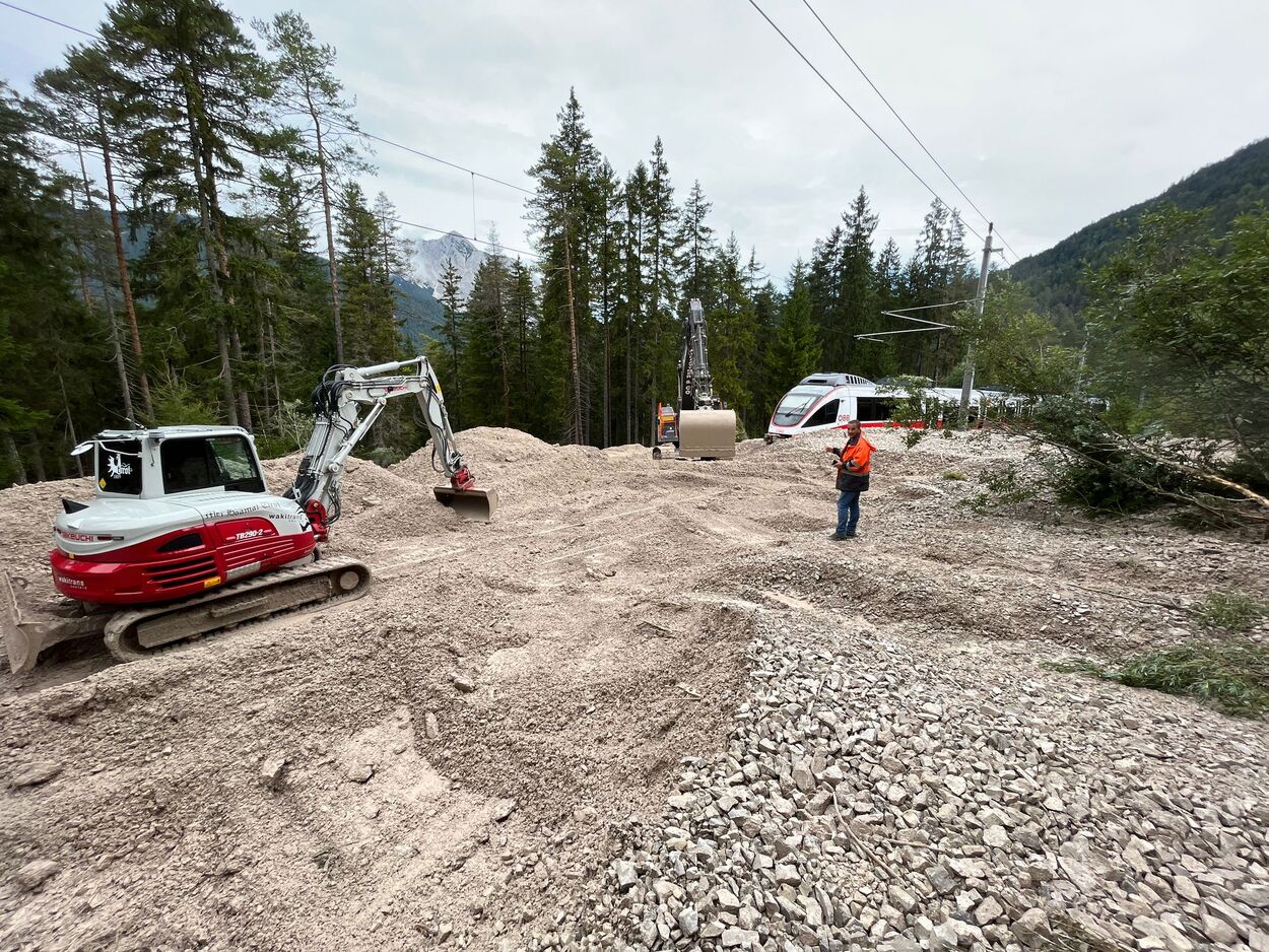 Aufräumarbeiten nach Mure auf Karwendelbahn angelaufen, Strecke bis voraussichtlich Montagabend unterbrochen