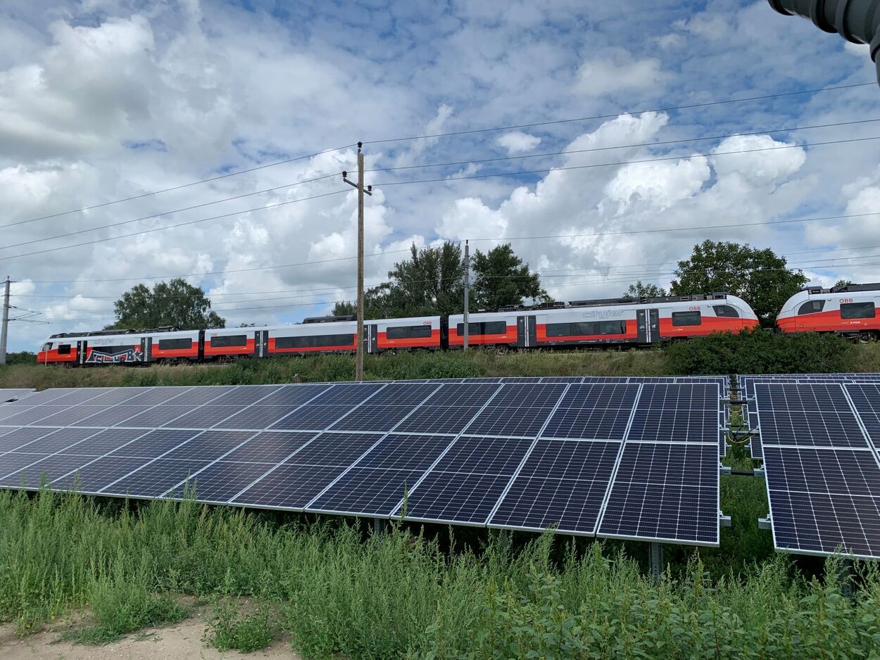 PV Anlage mit ÖBB Zug CityJet im Hintergrund