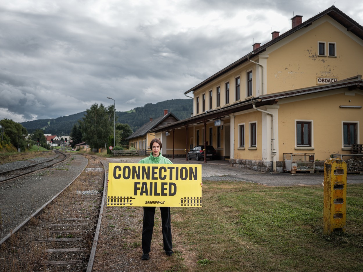 Österreichische Regionalzüge am Abstellgleis Greenpeace