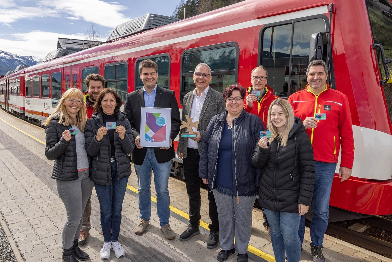 Salzburg Verkehr Pressesprecher Christian Schernthaner überreicht Geschäftsführer Bernhard Rosa und dem Team die Auszeichnung Jobticket-Champion