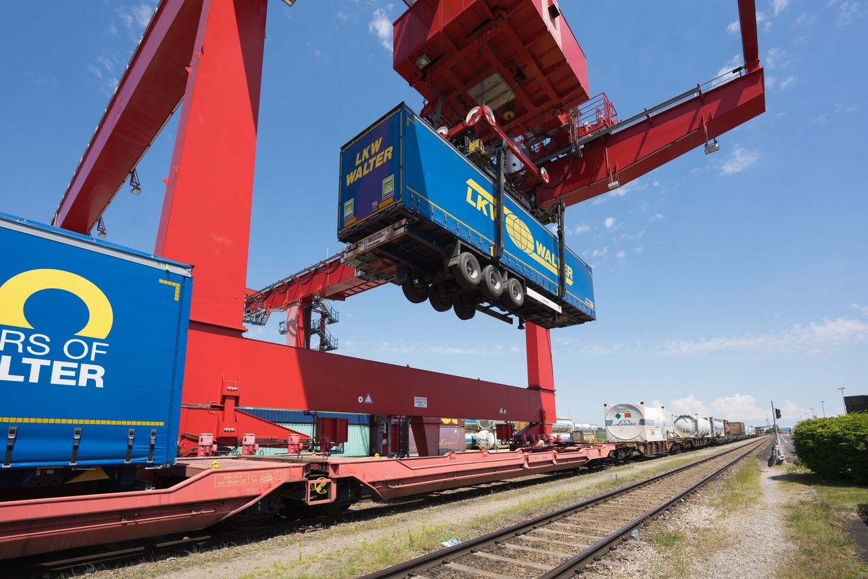 dm verlagert Logistik auf die Schiene