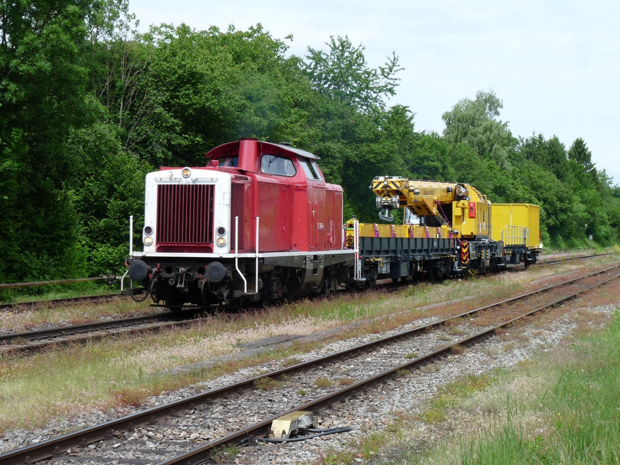 212 284 der Bayernbahn GmbH überführt einen Kran