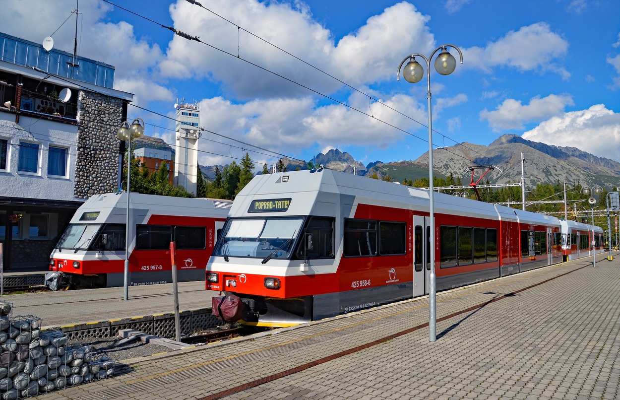 Tatrabahn Schmalspurbahn am Fuße der Hohen Tatra