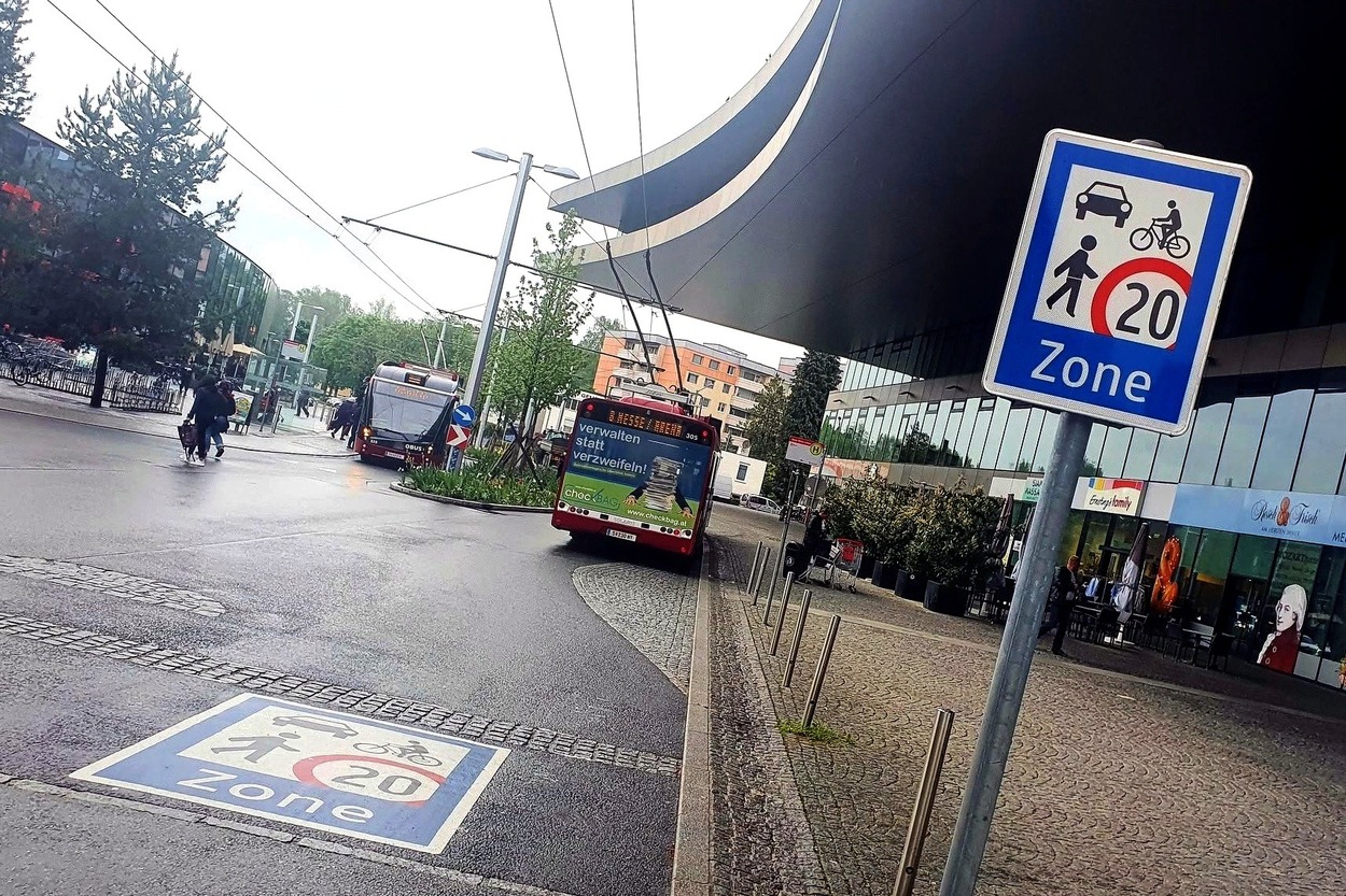 Obuslinie 8 künftig ohne Leitung, dafür Batteriebusse unter der brachliegenden Oberleitung