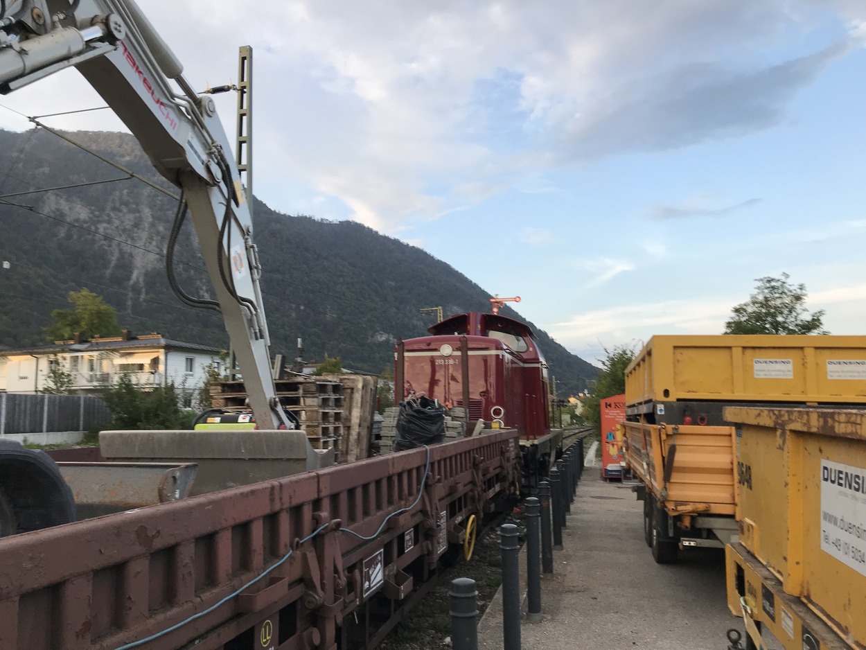 Dieselgewitter am Bahnhof Bad Reichenhall - V100 und BR218 im Bauzugeinsatz