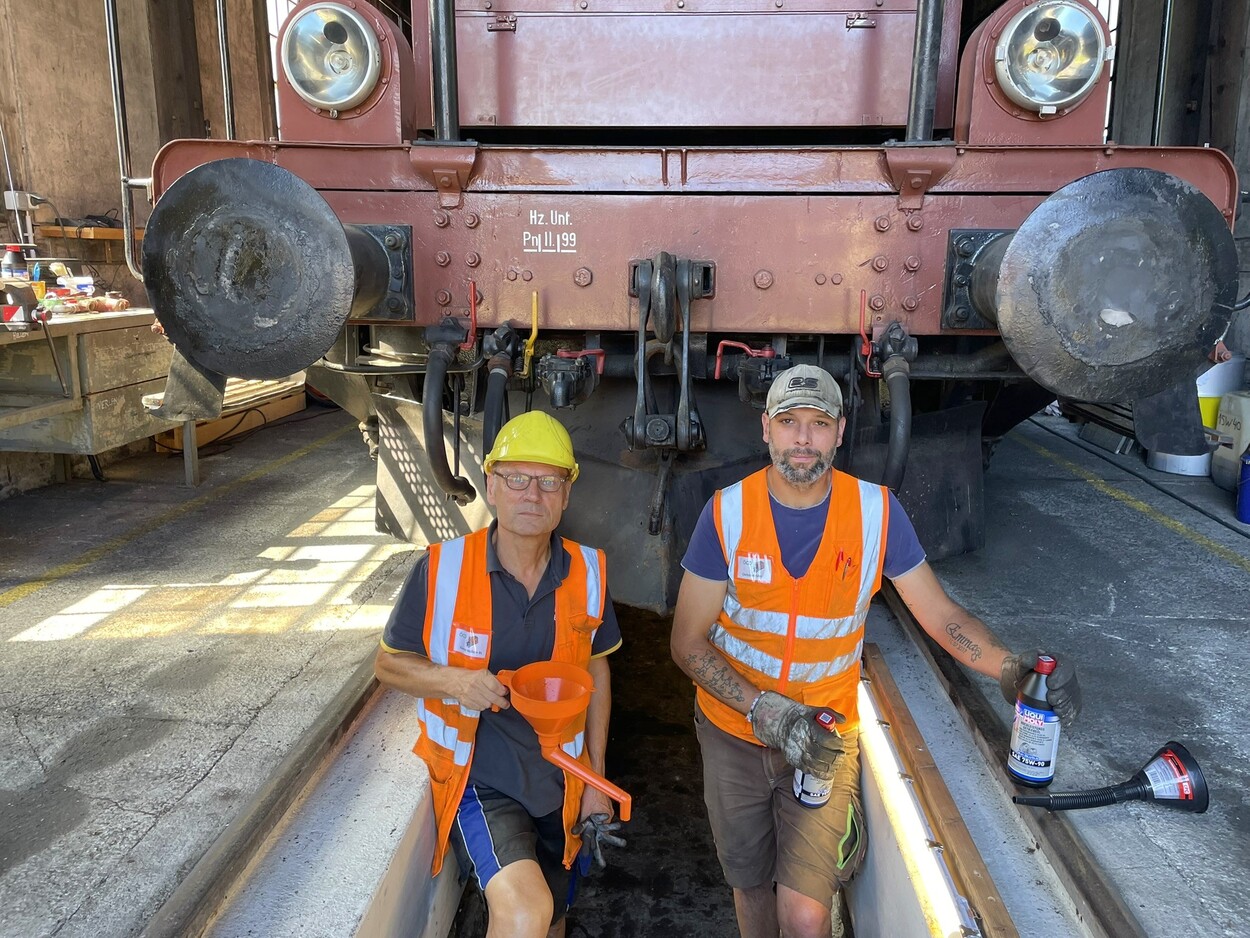 Günter Hellein und Christian Eder beim Vorbereiten der Lok 2045