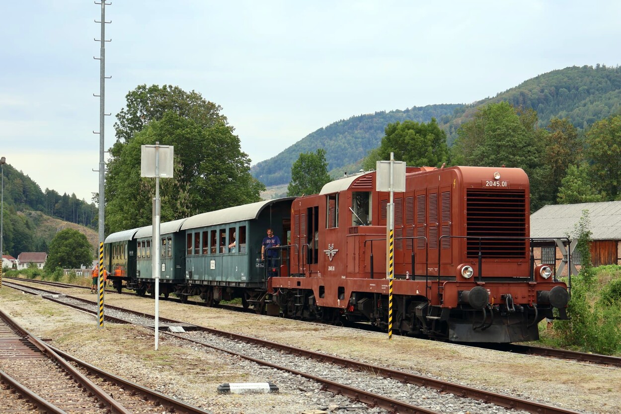 Lok 2045.01 in Hohenberg mit Zug 5