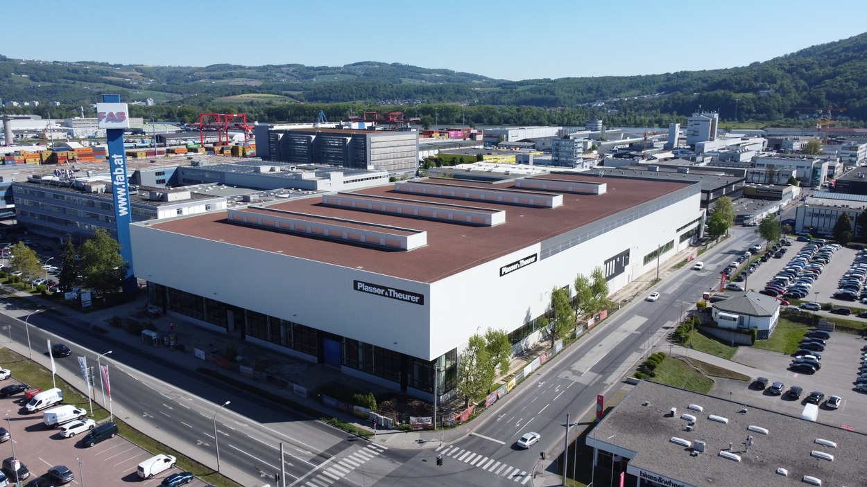 Plasser & Theurer eröffnet neues Hightech-Werk in Linz