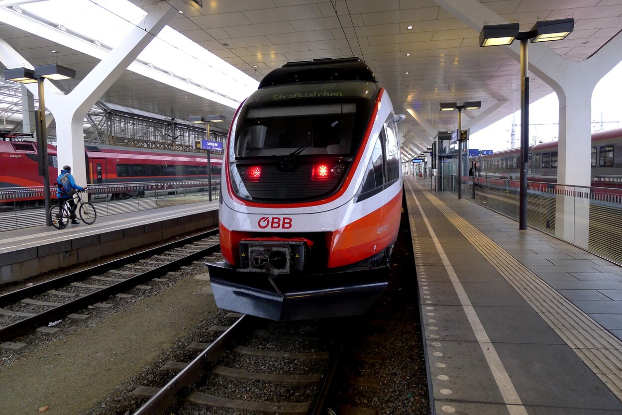 11.11.2020 - Schienen-Personenverkehr am Hauptbahnhof Salzburg