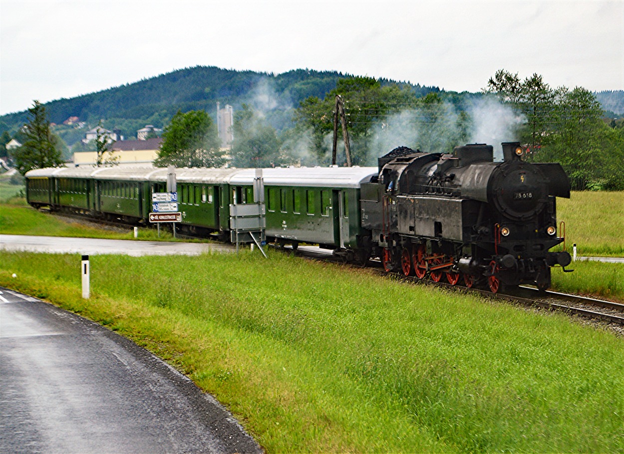 ÖGEG-Dampfzug Timelkam - Ampflwang mit Dampflok 78.618 und Schlieren-Wagen nahe Ampflwang